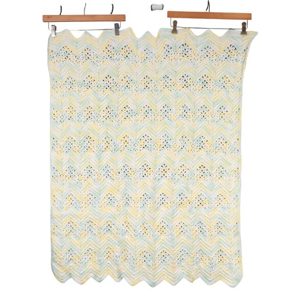 Handmade Crochet Baby Blanket Yellow Green White Zig Zag Chevron Soft Nursery - Picture 5 of 5